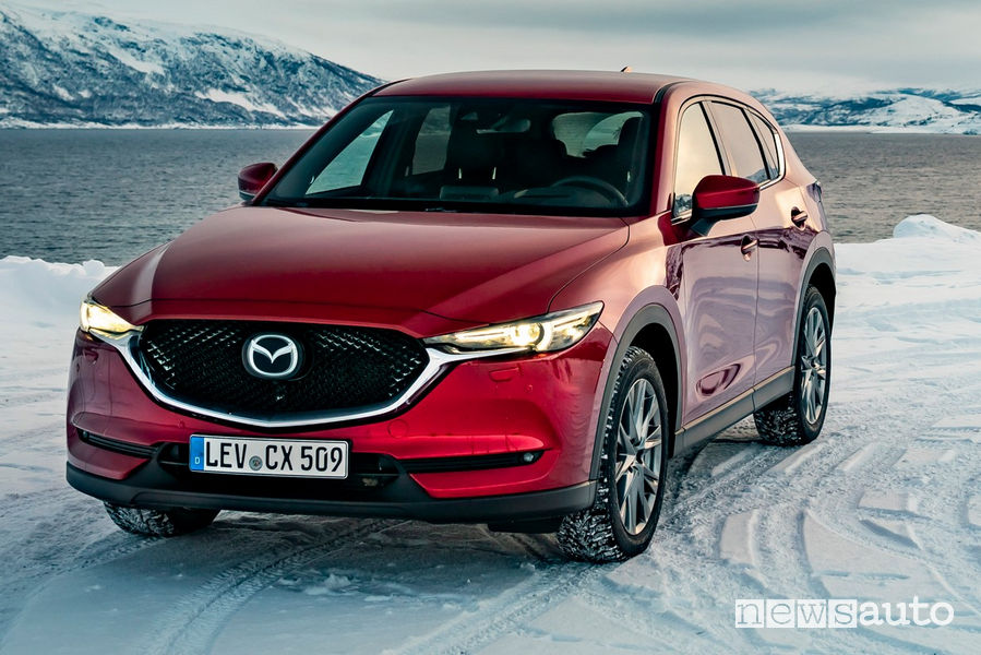 Mazda CX-5 2019 in Lapponia vista di profilo