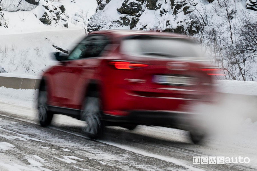 Mazda CX-5 2019 in Lapponia vista posteriore