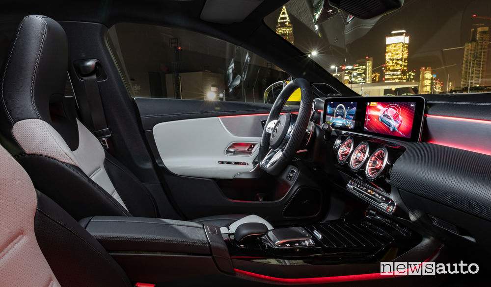 Mercedes-AMG CLA 35 4MATIC abitacolo