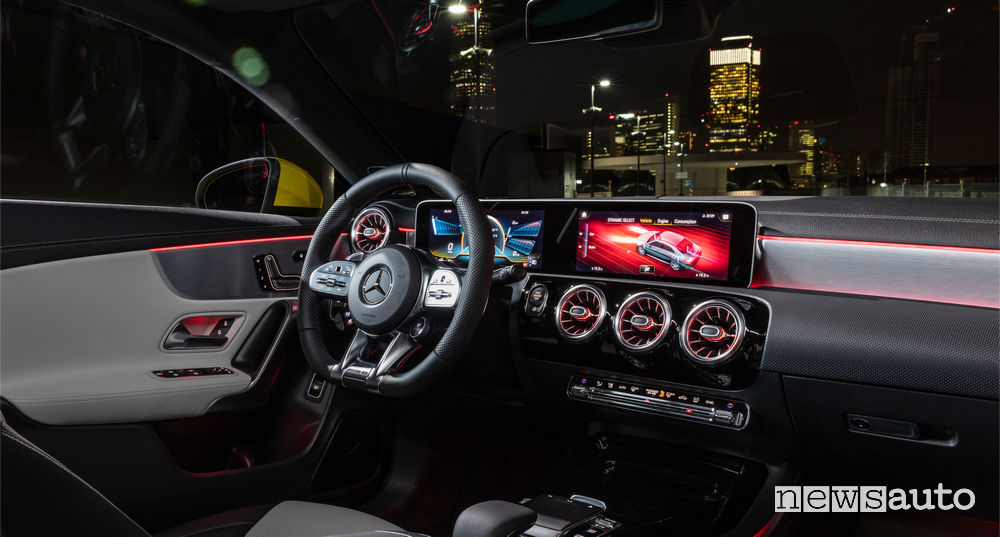 Mercedes-AMG CLA 35 4MATIC plancia strumenti