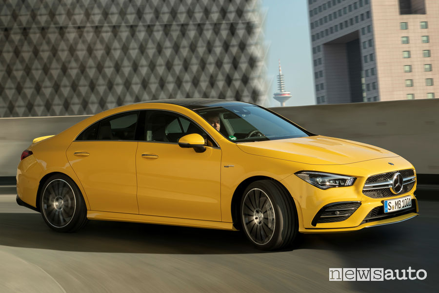 Mercedes-AMG CLA 35 4MATIC vista di profilo in curva