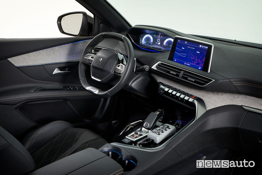 Peugeot 3008 Guardia di Finanza abitacolo
