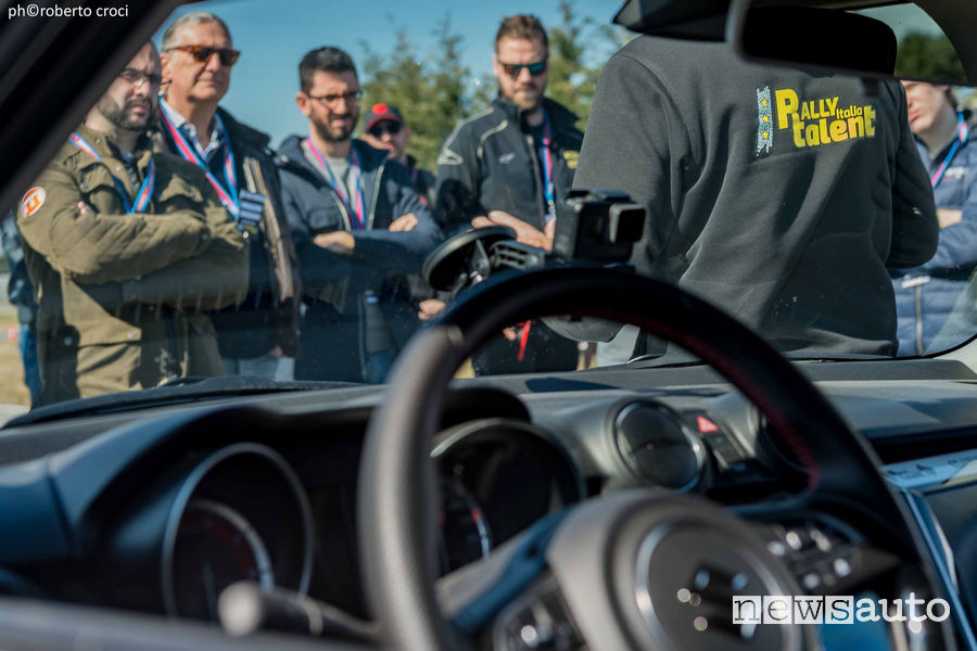 Istruttori ACI danno suggerimenti ai partecipanti Rally Italia Talent nel 2019