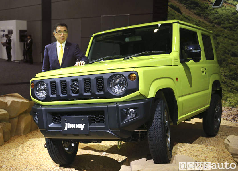Toshihiro Suzuki – Presidente di Suzuki Motor Corporation con il nuovo Suzuki Jimny premiato World Urban Car