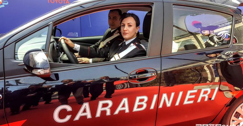 Donna Carabiniere a bordo della Toyota_Yaris Hybrid LeasePlan Italia