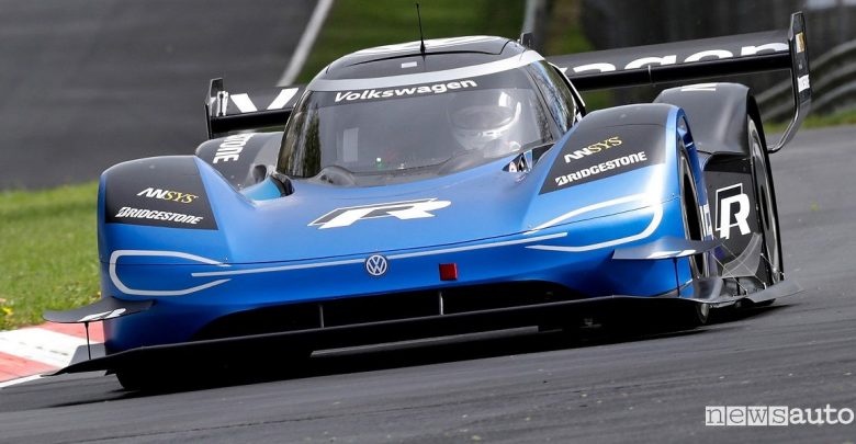 record per auto elettriche al Nurburgring Volkswagen ID. R