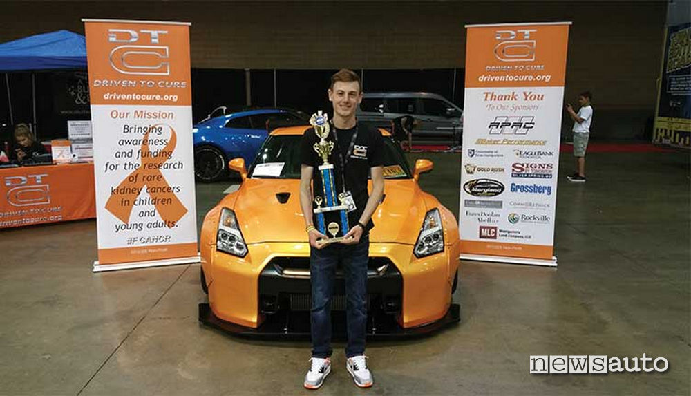 Andrew e la sua Nissan GTR con trofei e raccolta fondi DT Driven to cure