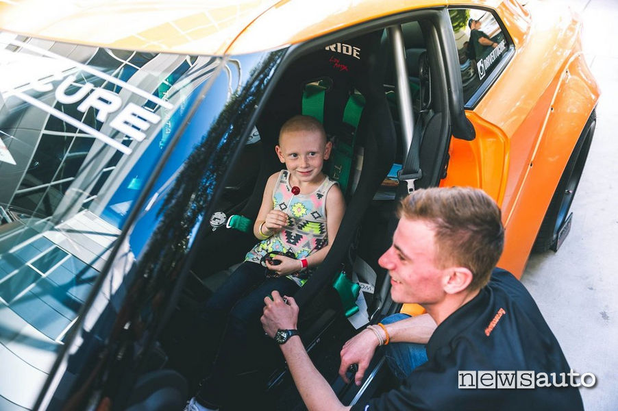 driven to cure, Andrew e la sua Nissan GTR con cui ha raccolto fondi per la ricerca sul cancro