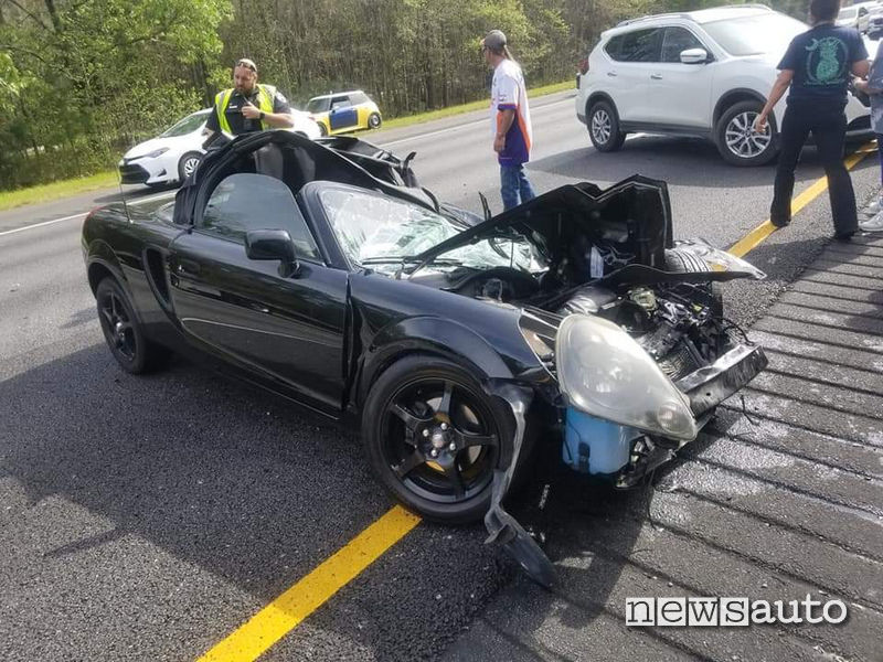 incidente toyota mr2 3
