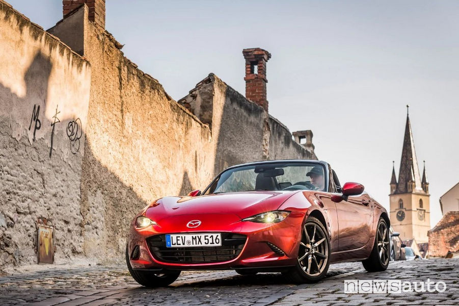 Vista di profilo Mazda MX-5 2019 con sistema i-Eloop