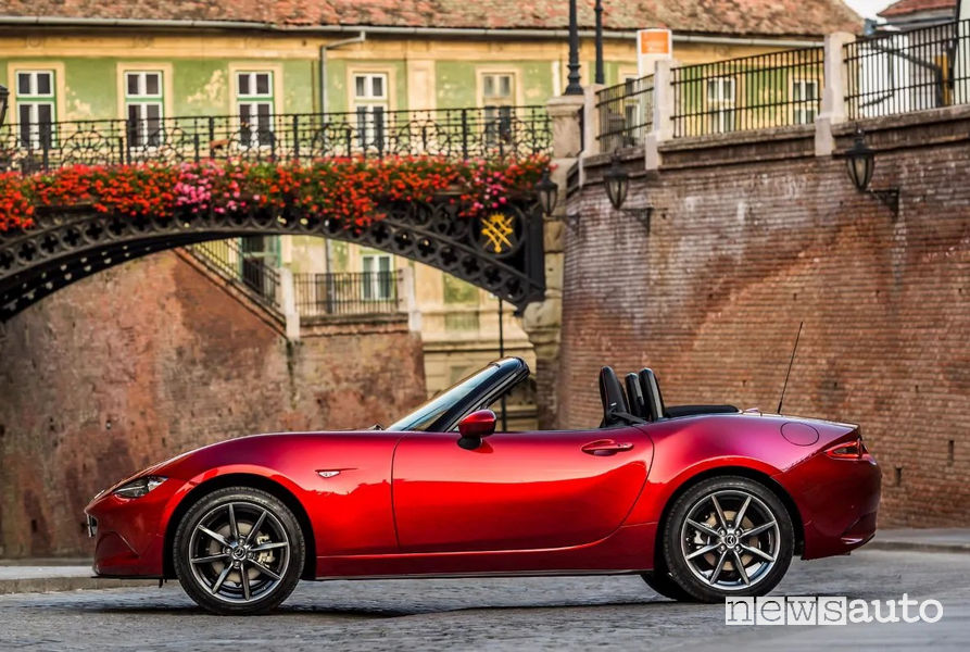 Vista laterale Mazda MX-5 2019 con sistema i-Eloop