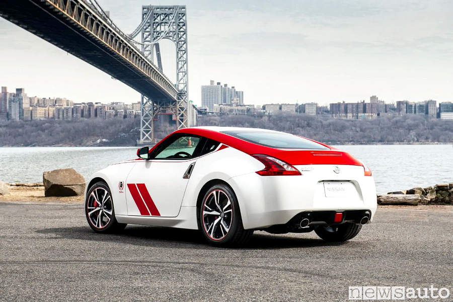 Dall'America, New York sotto il ponte di Brooklyn la Nissan 370Z, 50 Anniversary Edition