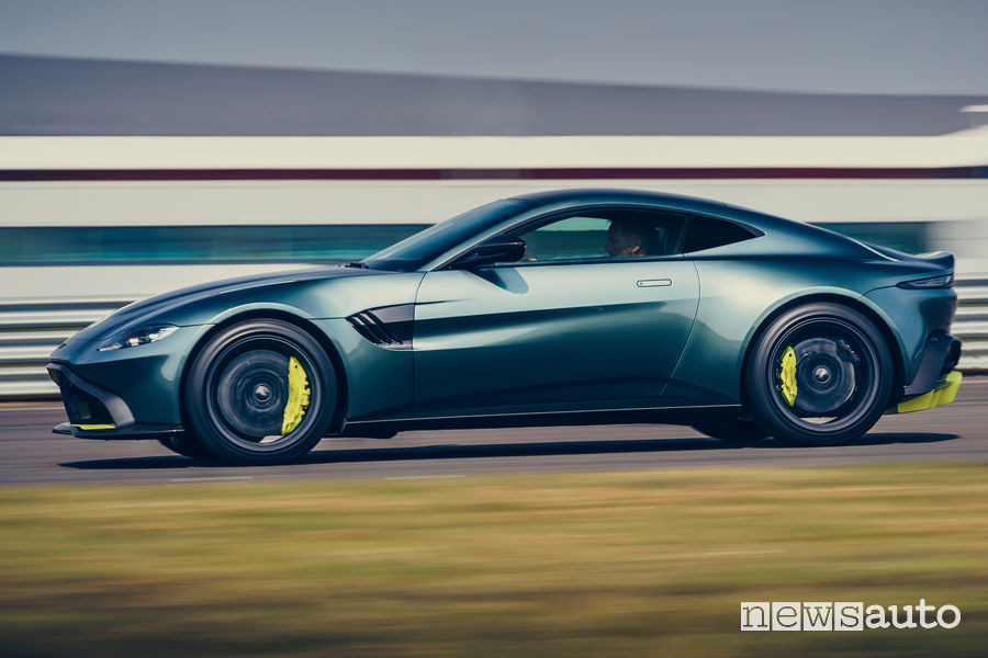 Aston Martin Vantage AMR vista laterale