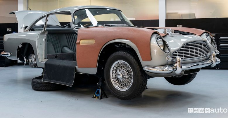 Aston Martin DB5 di James Bond