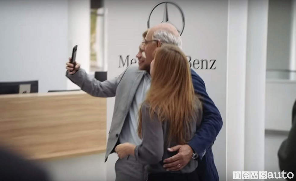 Dieter Zetsche nel video prodotto da BMW saluta i dipendenti con selfie
