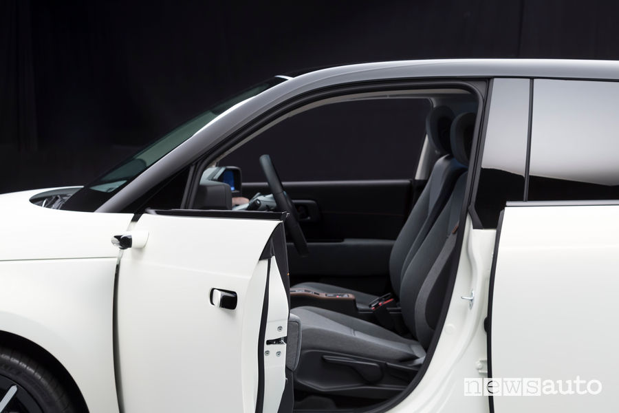 Specchietti retrovisori digitali Honda e elettrica