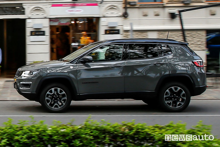 Jeep Compass Trailhawk vista laterale in movimento