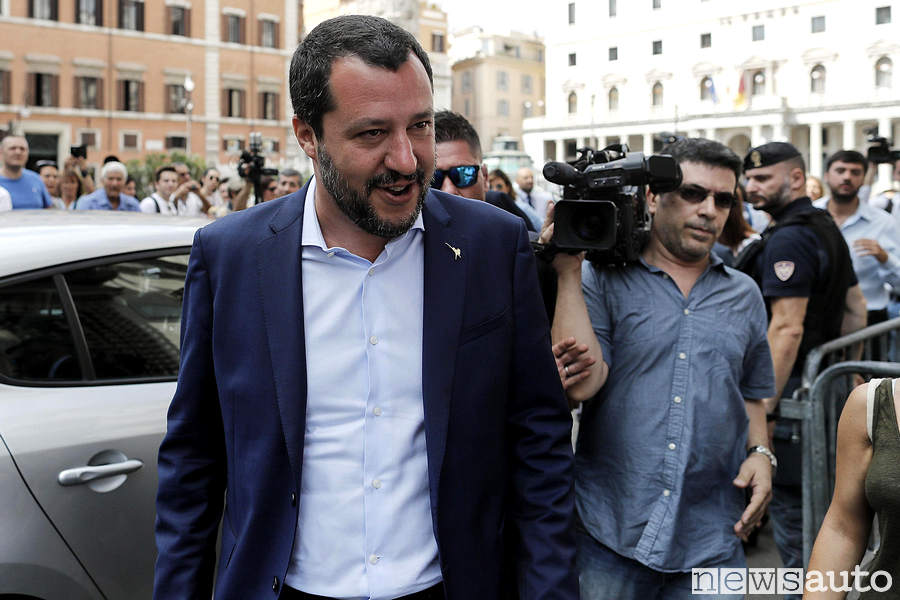 Matteo Salvini ha firmato il decreto per le targhe delle auto storiche