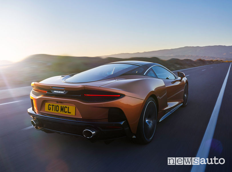 McLaren GT Gran Turismo vista posteriore in movimento