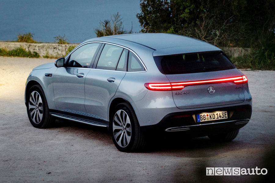 Vista posteriore Mercedes EQC Edition 1886