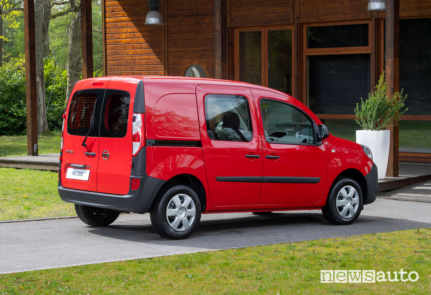 Nissan NV250 Van L1 vista posteriore