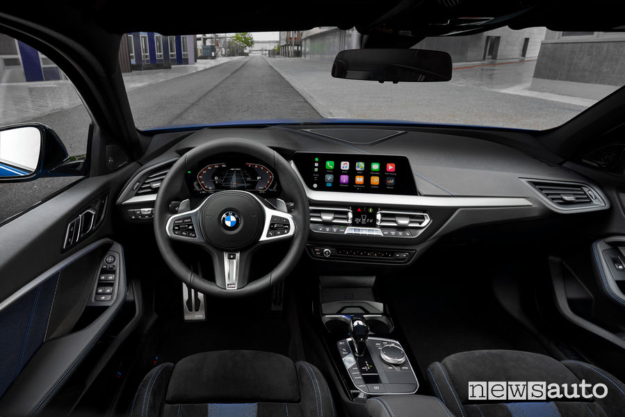Nuova BMW Serie 1 M135i xDrive plancia strumenti Apple CarPlay