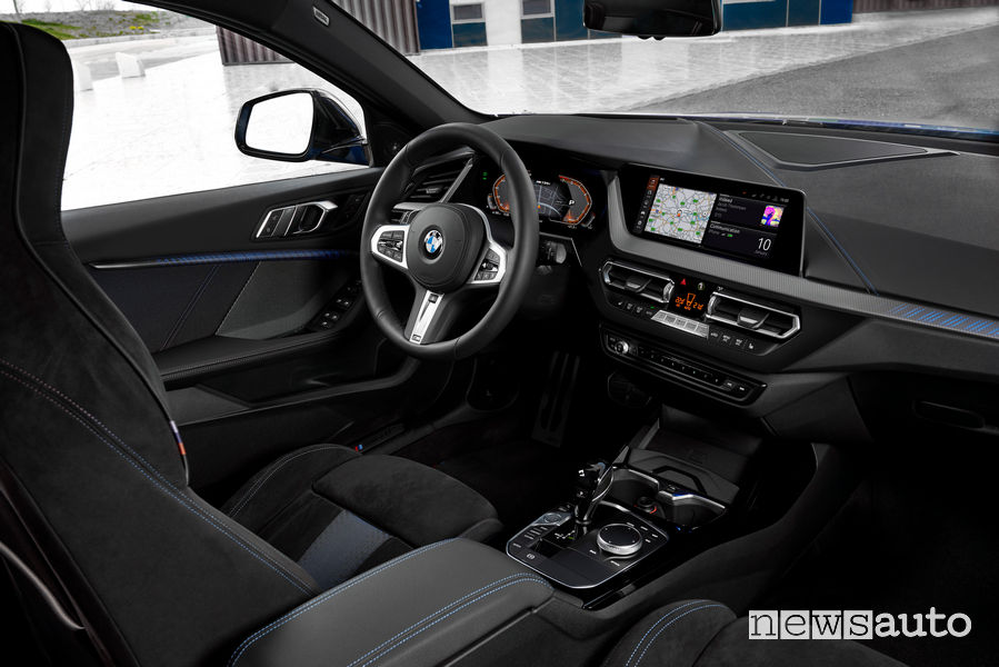 Nuova BMW Serie 1 M135i xDrive abitacolo