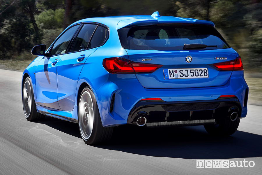 Nuova BMW Serie 1 M135i xDrive vista posteriore in movimento doppio scarico