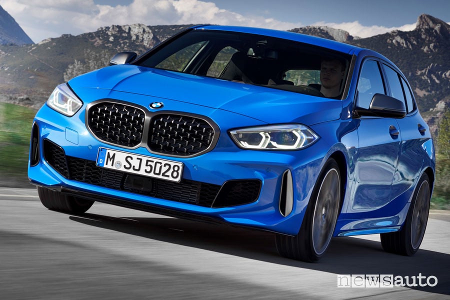 Nuova BMW Serie 1 M135i xDrive vista frontale in movimento