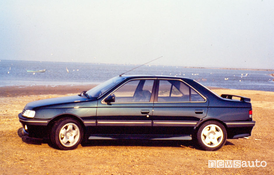 Peugeot 405 Mi16 blu vista laterale