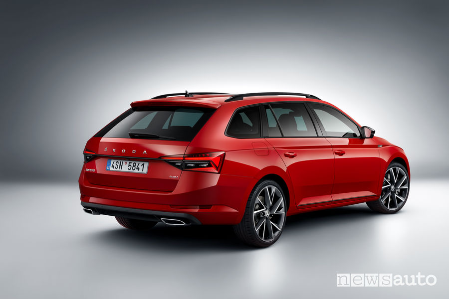 Skoda Superb wagon Sportline vista posteriore