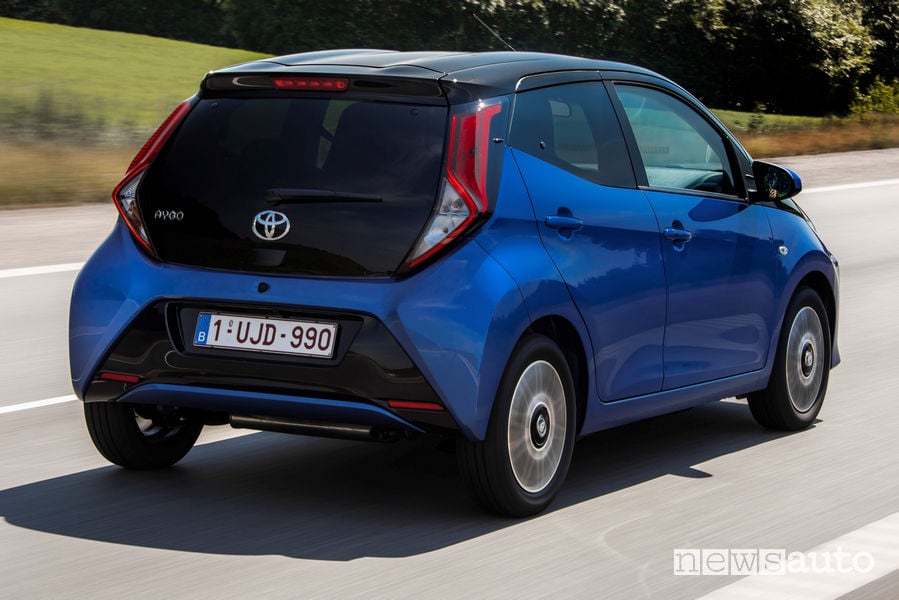 Toyota Aygo Connect blu vista posteriore