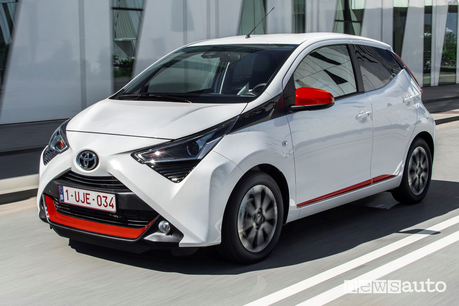 Toyota Aygo Connect bianca vista di profilo