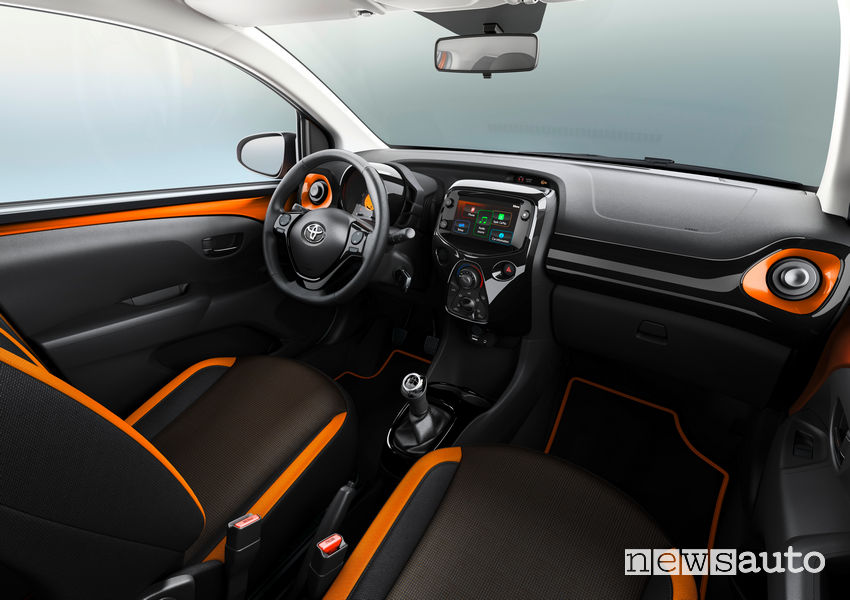 Toyota Aygo Connect edition x-cite abitacolo