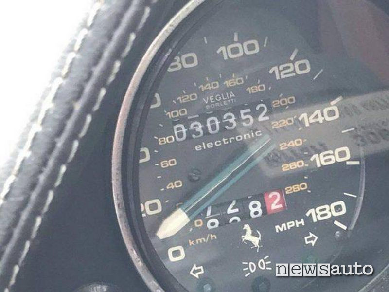 Contachilometri di una Ferrari abbondonata Veglia Borletti in miglia (mph) e km