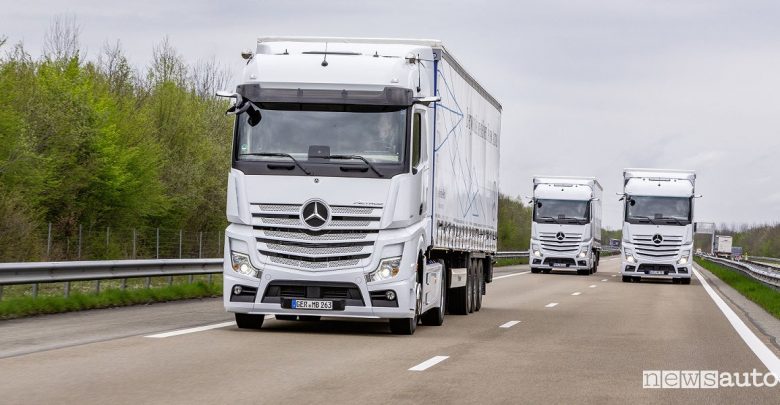Truck Mercedes-Benz Actros in movimento