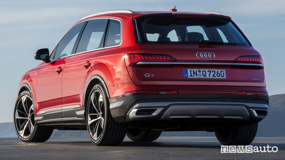 Audi Q7 2020 vista posteriore