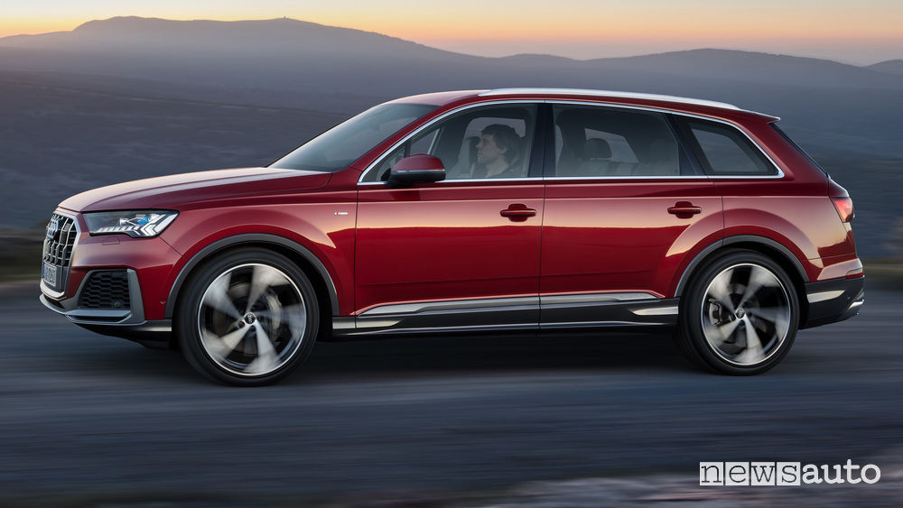 Audi Q7 2020 vista laterale in movimento