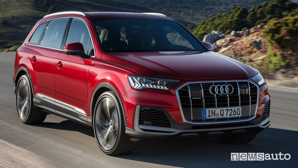 Audi Q7 2020 vista di profilo in movimento
