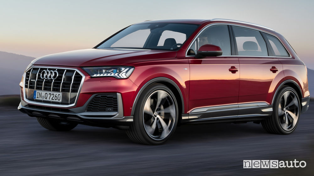 Audi Q7 2020 vista di profilo in movimento