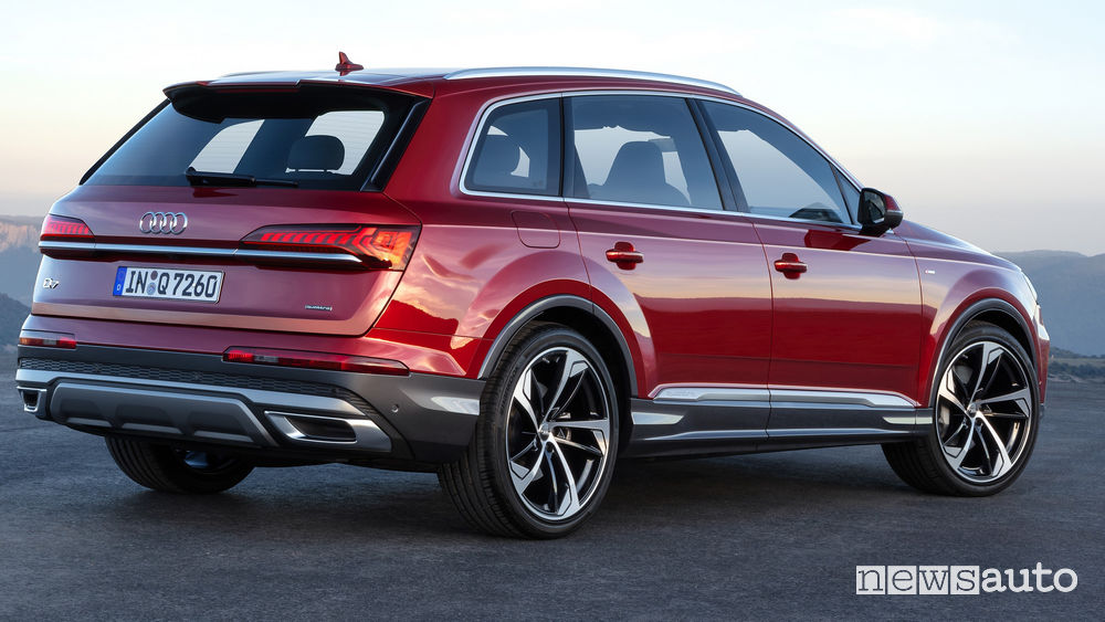 Audi Q7 2020 vista posteriore
