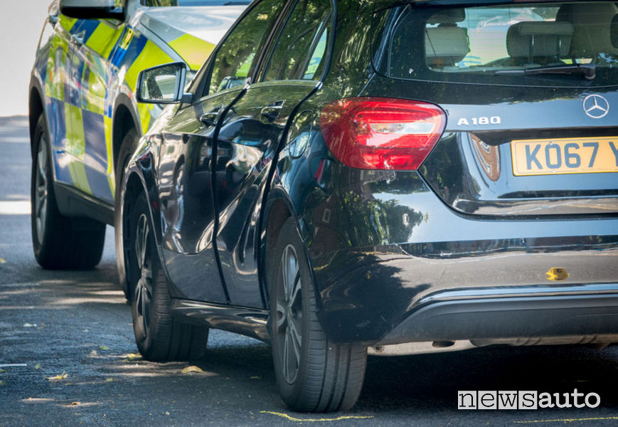 Incidente auto in sosta