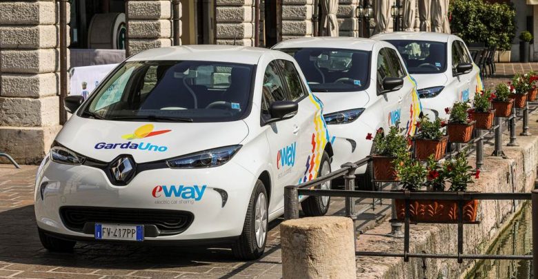 Alcune Renault Zoe di E-Way car sharing elettrico a Desenzano del Garda