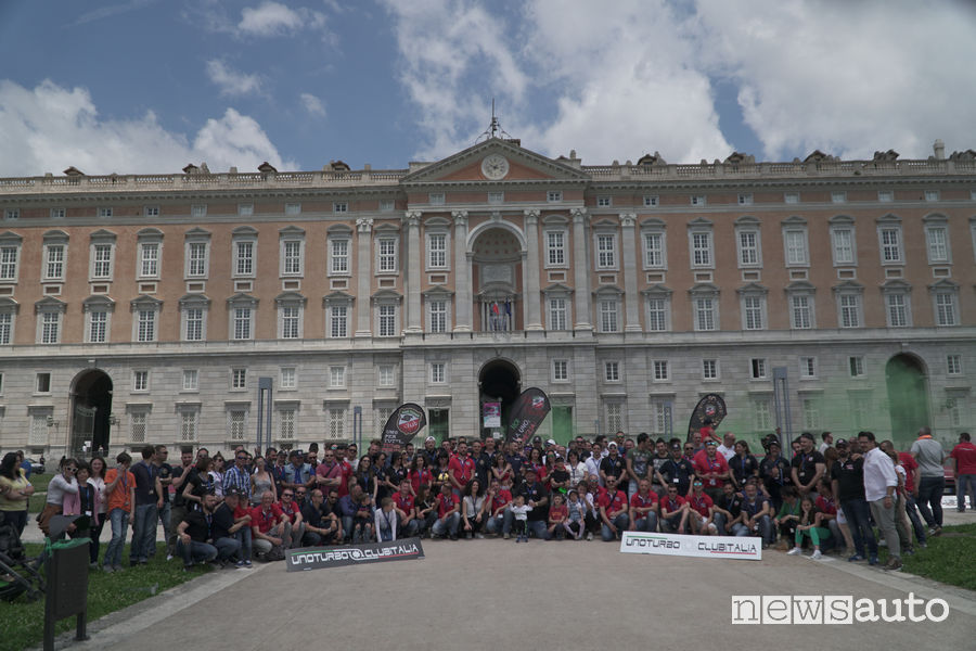 Reggia di Caserta con foto di gruppo del Raduno Fiat Uno Turbo i.e 2019
