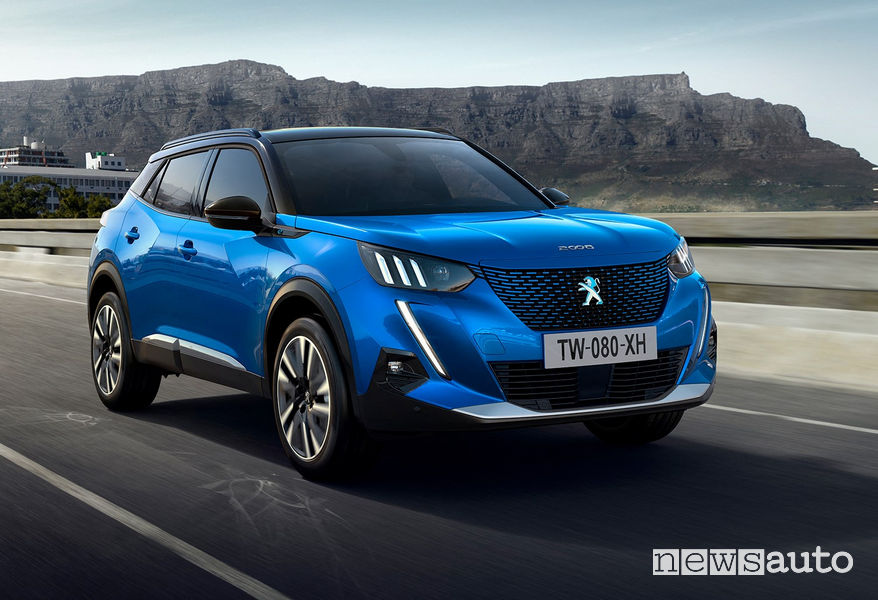 Nuova Peugeot e-2008 elettrica vista di profilo in movimento