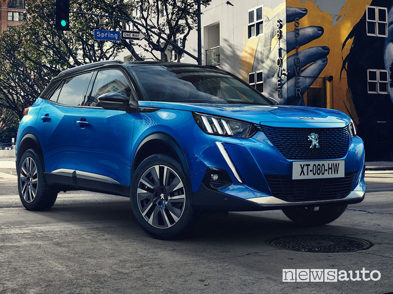 Nuova Peugeot e-2008 elettrica vista di profilo