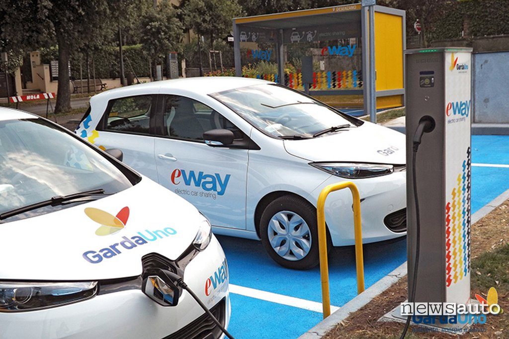 Renault Zoe E-way in ricarica alla colonnina di Desenzano