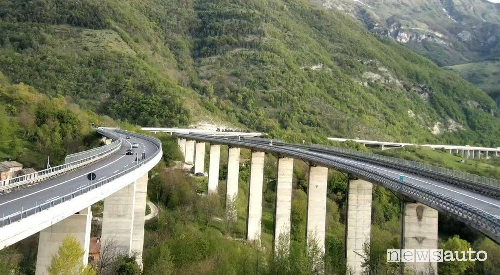 Strada dei Parchi A24 e A25 il ponte che si trova all'altezza di Pietrasecca in Abruzzo