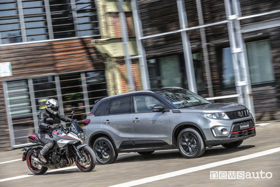 Suzuki Vitara Katana insieme alla moto Katana in movimento