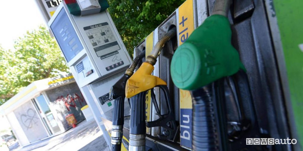 Quando saranno vietate le auto benzina, diesel e ibride in Italia?